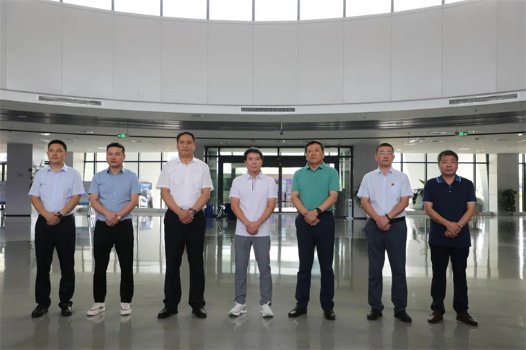 快盈VIII陪同舒华体育来滨考察体育产业发展情况